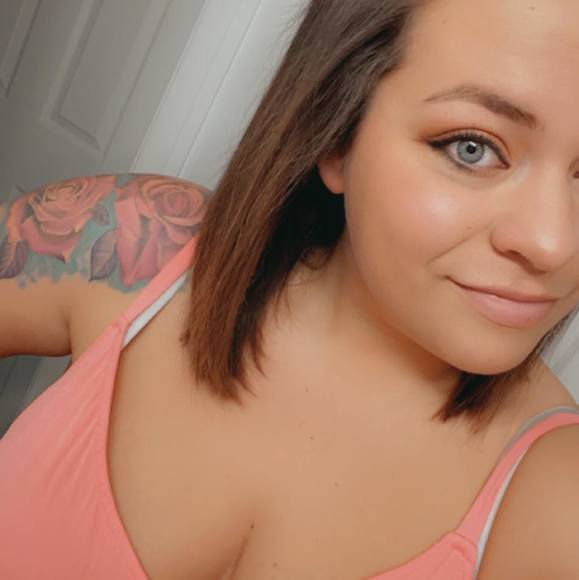 Profile Picture of Ashlyn Pierce (@a_gauthreaux) on Poshmark