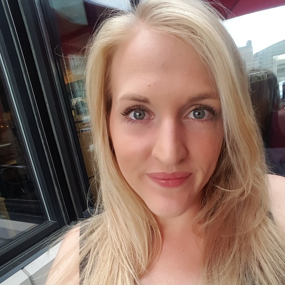 Profile Picture of Hannah Piper (@hkpiper) on Poshmark