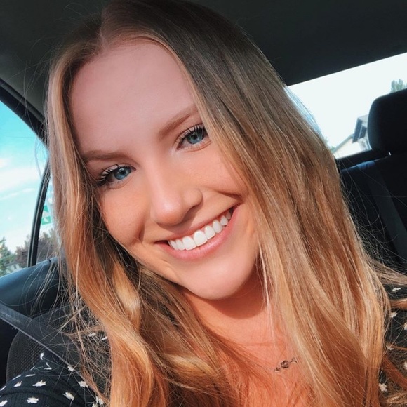 Profile Picture of Bailey Grant (@bailsgrant) on Poshmark