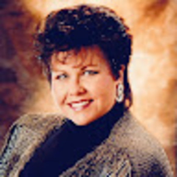 Profile Picture of Lynn West (@lynnwestdesigns) on Poshmark