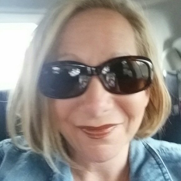 Profile Picture of Teresa Frisby (@teresaannfrisby) on Poshmark