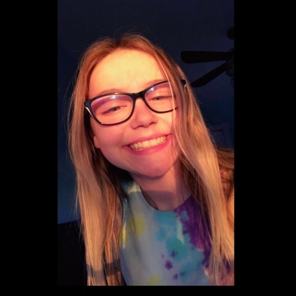 Profile Picture of Hallie Berghoefer (@hallieemila) on Poshmark