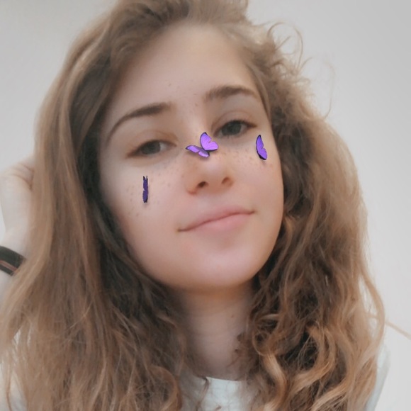 Profile Picture of Julia Horowitz (@juliahorowitz98) on Poshmark