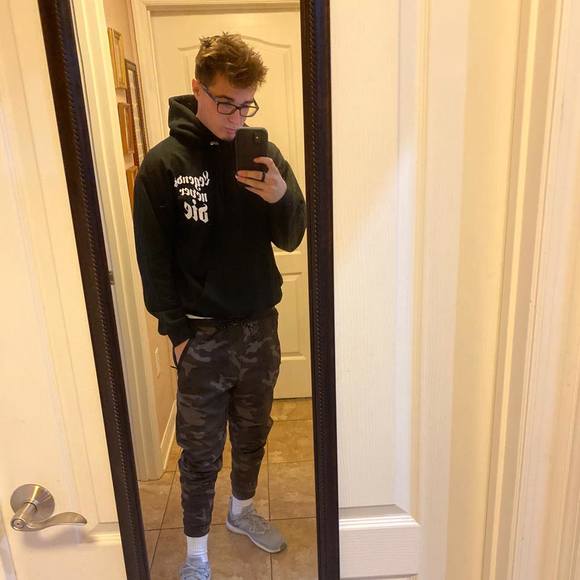 Profile Picture of Brandon Meredith (@vzyka) on Poshmark