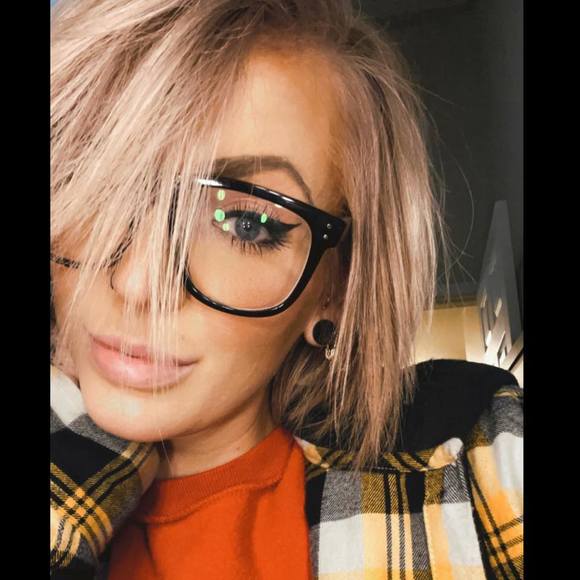 Profile Picture of Samantha Owen (@sammierae13) on Poshmark