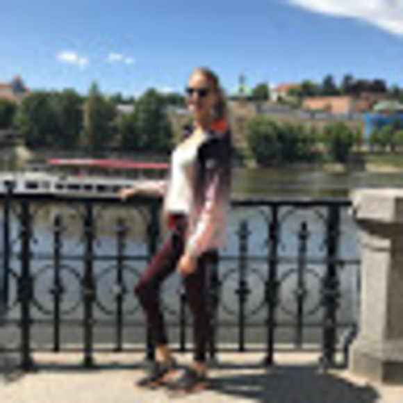 Profile Picture of Aylin Pexa (@aylin1805) on Poshmark