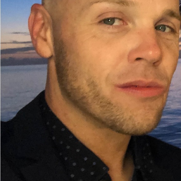 Profile Picture of Mark Van (@marksfinefinds) on Poshmark