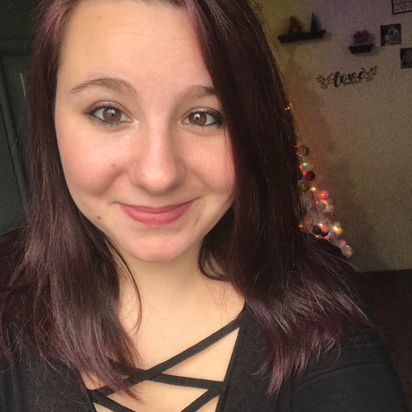 Profile Picture of Stephanie Shaffer (@shaffer2412) on Poshmark