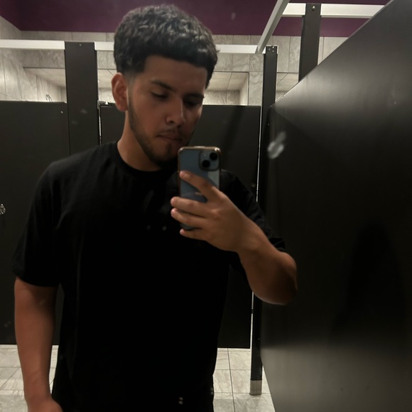 Profile Picture of Brandon Quintero (@brandonquint322) on Poshmark