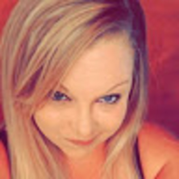 Profile Picture of Emma Solowan (@emmasolowan16) on Poshmark