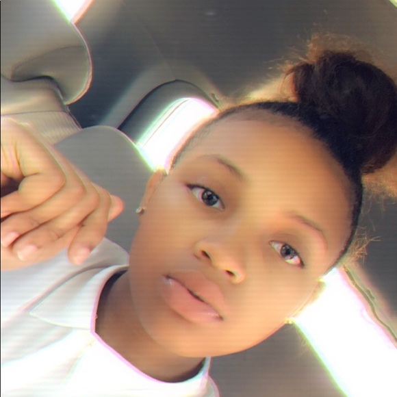 Profile Picture of Roxanne Wallace (@roxannewallace) on Poshmark