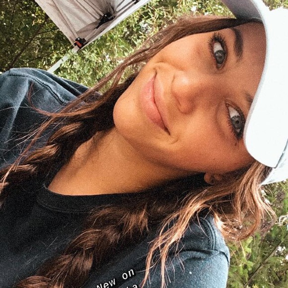 Profile Picture of Vickie Hooks (@victoriaxren) on Poshmark