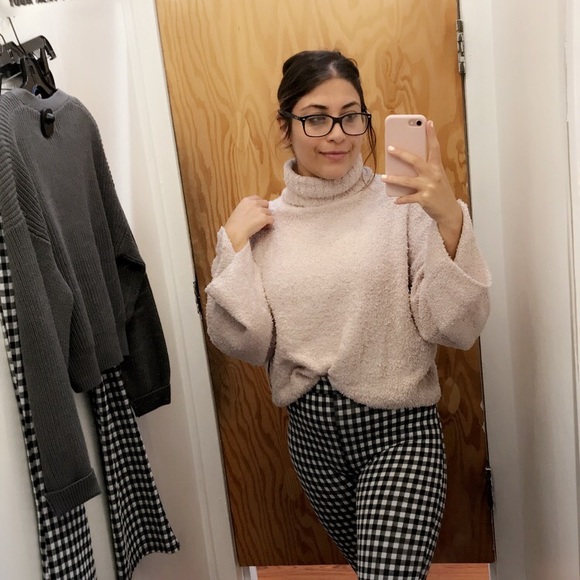 Profile Picture of Arsineh Apelian (@arsinaaay) on Poshmark