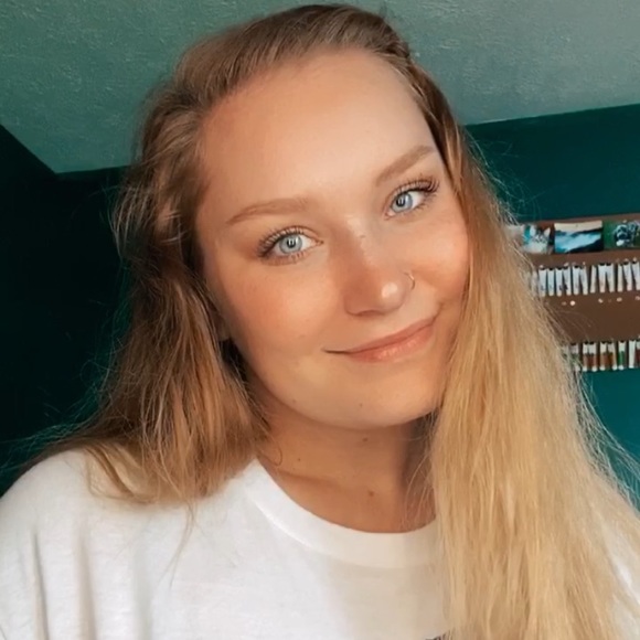Profile Picture of Traylee Pizzillo (@trayleemia) on Poshmark