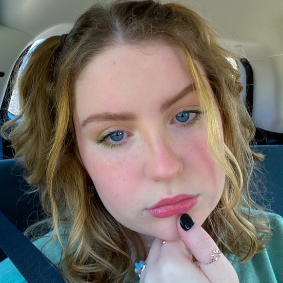 Profile Picture of Jillian Calandrino (@jillianashlee1) on Poshmark