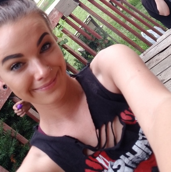 Profile Picture of Alexis Vogel (@alexisvogel2892) on Poshmark