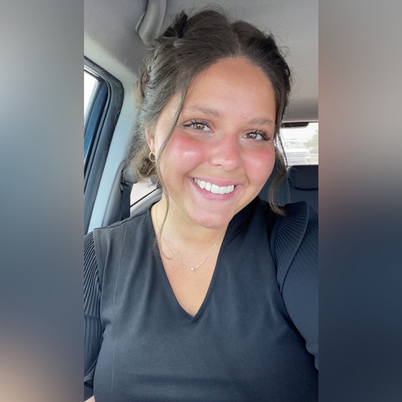 Profile Picture of Haley Simon (@haanmasi) on Poshmark