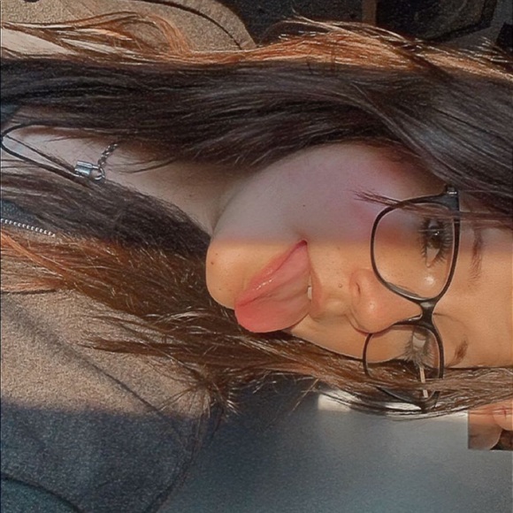 Profile Picture of Lilli Bradstreet (@lillibradstreet) on Poshmark