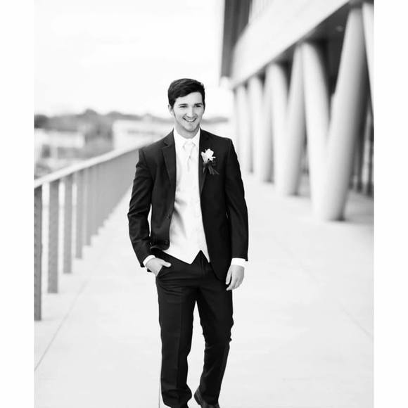 Profile Picture of Aaron Oliver (@aaronoliver1) on Poshmark