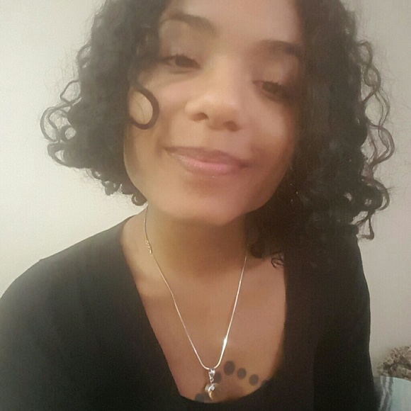 Profile Picture of Alondra Almanzar (@alifeofsun) on Poshmark