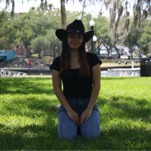 Profile Picture of Julianna Tabone (@juli_annalouise) on Poshmark