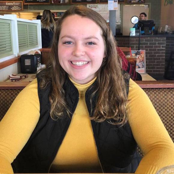 Profile Picture of Anna Mcgee (@cheeranna) on Poshmark