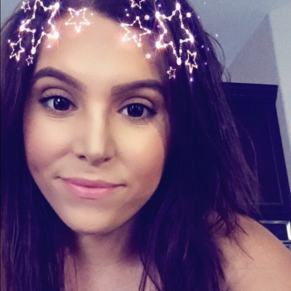 Profile Picture of Sara Davis (@sarelidavis) on Poshmark