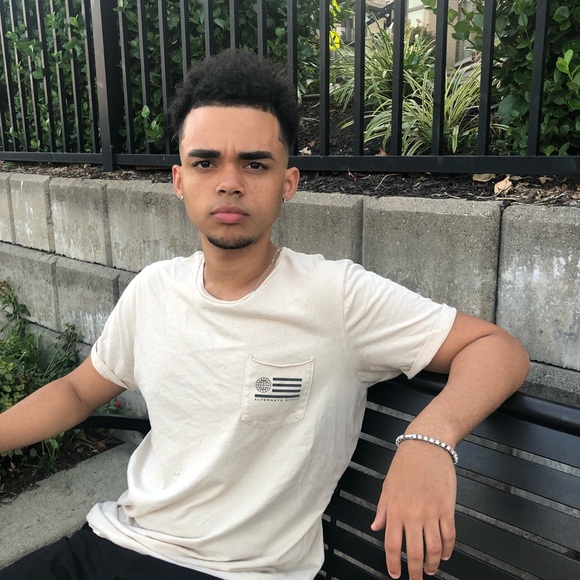 Profile Picture of Andrews Hiraldo (@andrews100) on Poshmark