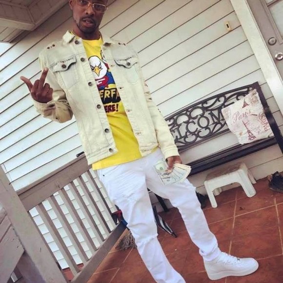 Profile Picture of April Bradshaw (@aprilbrad) on Poshmark