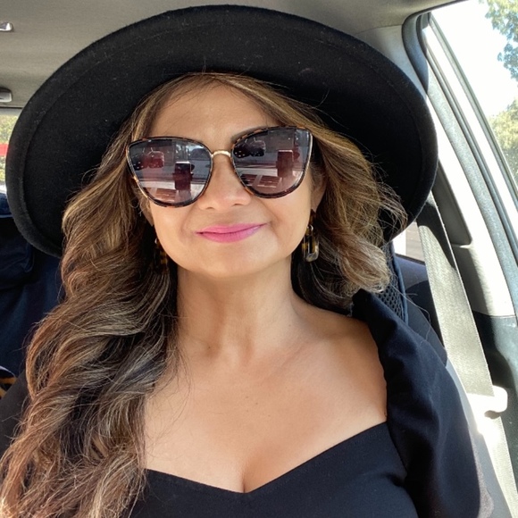 Profile Picture of Rowena Craker (@rowena03) on Poshmark