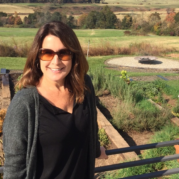 Profile Picture of Tina Renfrow (@tmom1) on Poshmark