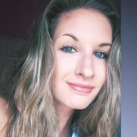 Profile Picture of Leah Watts (@leahmwatts) on Poshmark
