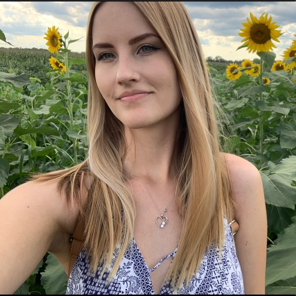 Profile Picture of Olivia Szymkowski (@oszymkowski) on Poshmark