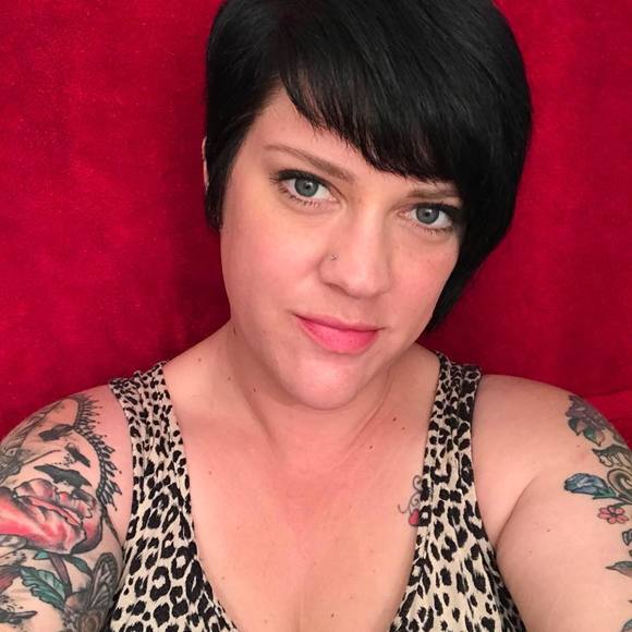Profile Picture of Audrey Olsen (@aeoxoxo) on Poshmark