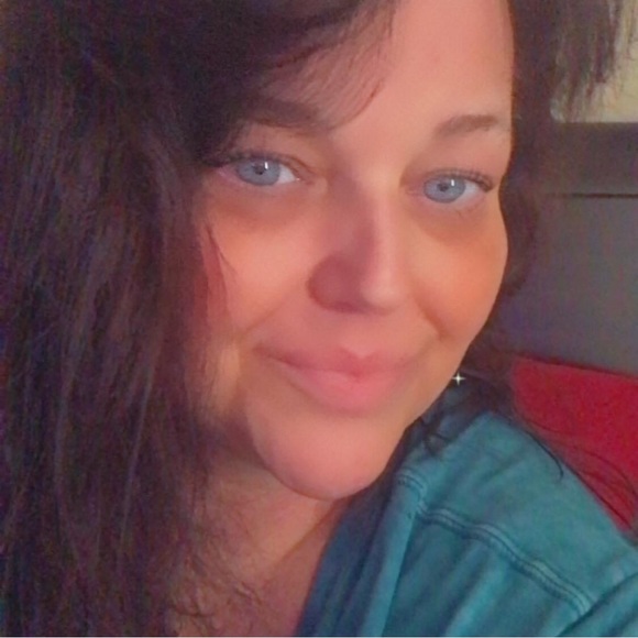 Profile Picture of Sharon Singleton (@4shar2) on Poshmark