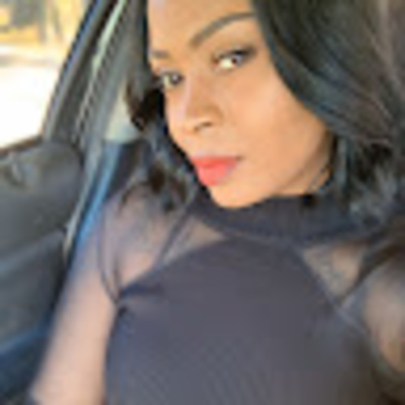 Profile Picture of Vanessa Irving (@vanessairvin944) on Poshmark