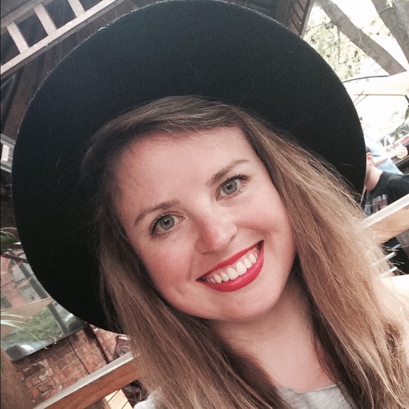 Profile Picture of Carrie Henceroth (@cjcrane4) on Poshmark