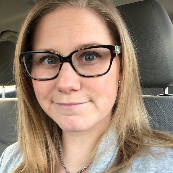 Profile Picture of Samantha Owen (@samanthaowen500) on Poshmark