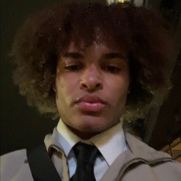 Profile Picture of Zion Amparo (@zionamparo) on Poshmark