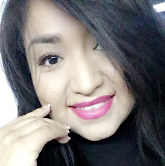 Profile Picture of Danica Akee (@danicaakee) on Poshmark
