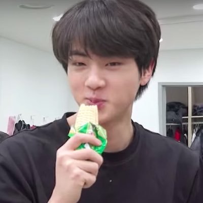 Profile Picture of ✰ RT PINNED 📌 (@IeewrId) on Twitter