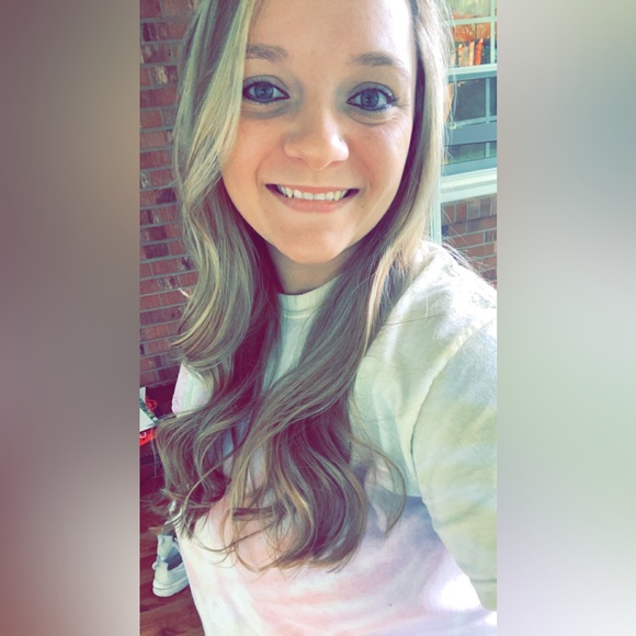 Profile Picture of Reba Clonch (@rebaclonch) on Poshmark