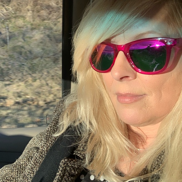 Profile Picture of Pamela Walriven (@pwilliwal) on Poshmark