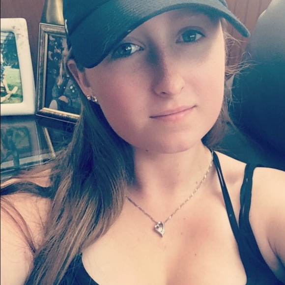 Profile Picture of Amanda Stantial (@amanda134) on Poshmark