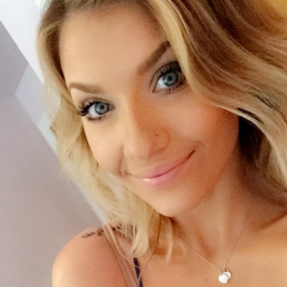 Profile Picture of Ambree Knoff (@ambreeknoff) on Poshmark