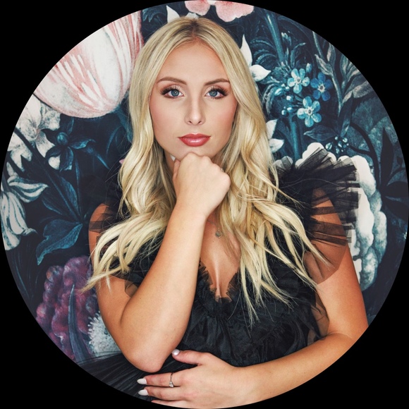 Profile Picture of Nicole Schnaible (@nicoleschnaible) on Poshmark