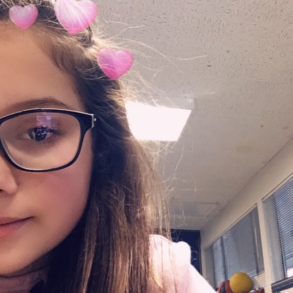 Profile Picture of Desirae Pretzer (@desi2646) on Poshmark