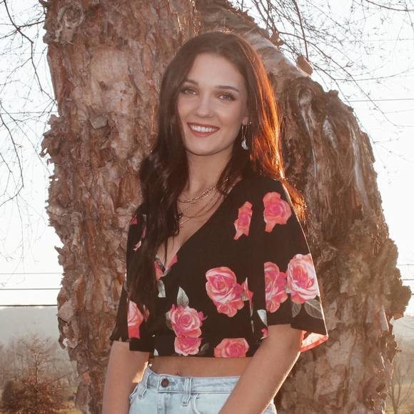 Profile Picture of Abigail Aulbach (@abigailaulbach) on Poshmark