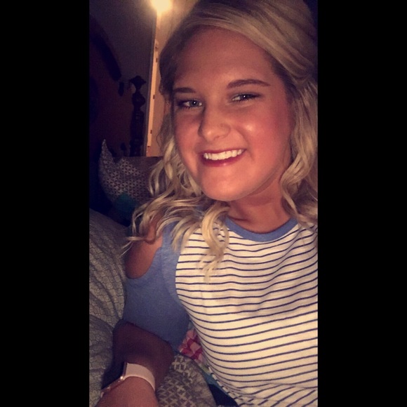 Profile Picture of Brooke Snedegar (@brookesnedegar4) on Poshmark