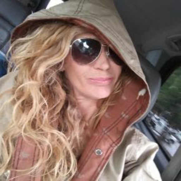 Profile Picture of Erica Samples (@nottrouble2day) on Poshmark